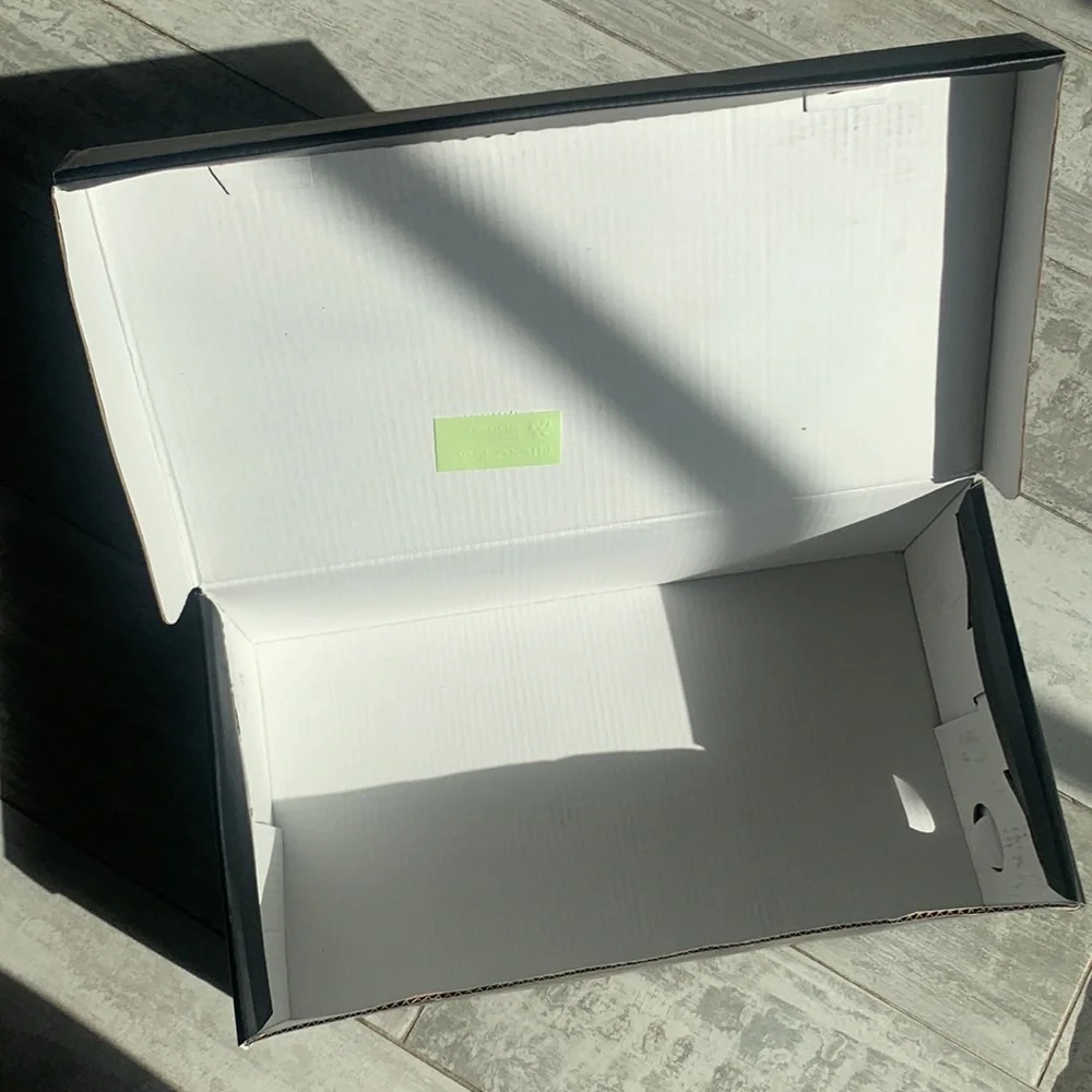 NICK GRAHAM NEW YORK • LONDON • EVERYWHERE Shoe box